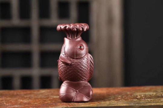 《魚(yú)躍龍門金魚(yú)》宜興紫泥壺收藏